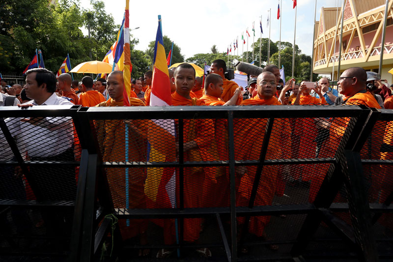 About 100 monks and civilians protest Thursday in front of a military police barricade in front of the Ministry of Cults and Religions in Phnom Penh. (Siv Channa)