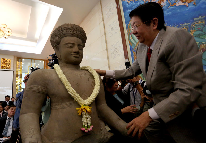 Deputy Prime Minister Sok An places a garland of jasmine around the Balarama statue, which was officially unveiled at the Council of Ministers in Phnom Penh on Tuesday, following its repatriation to Cambodia from Christie's auction house. (Siv Channa)