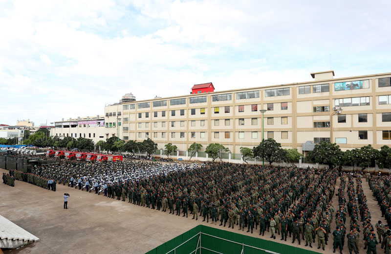 Members of the Phnom Penh Municipal Police force line up in formation at Olympic Stadium on Wednesday morning for a ceremony to commend the forces on their work since last year's disputed election. (Siv Channa/The Cambodia Daily)