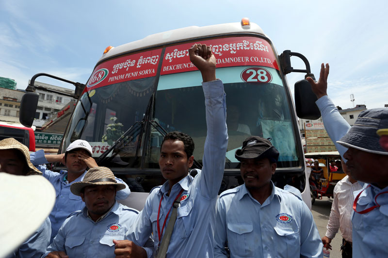 Former bus drivers and unionists protest Monday outside the Phnom Penh office of the Sorya Transportation company. (Siv Channa/The Cambodia Daily)