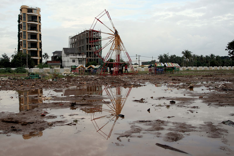 A half constructed Ferris wheel (Siv Channa/The Cambodia Daily)