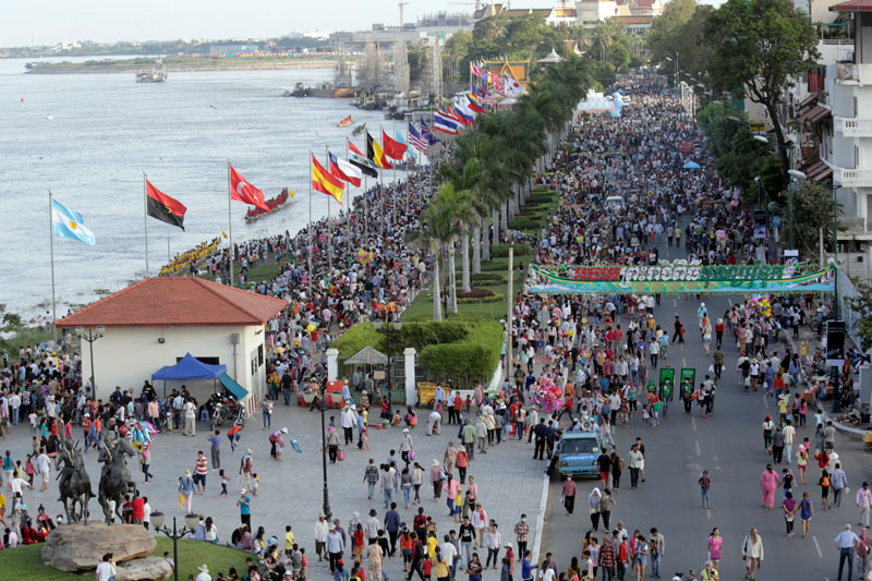 Crowds at the Water Festival in Phnom Penh in 2014. (Siv Channa/The Cambodia Daily)