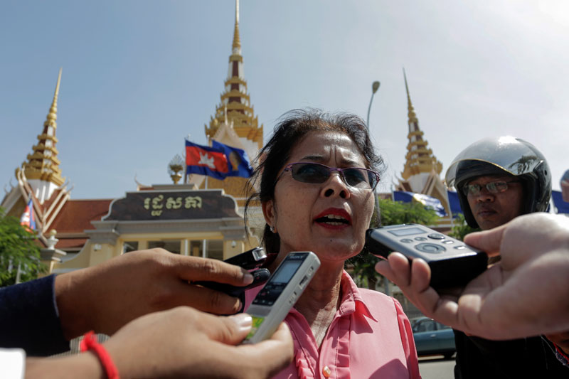 Lak Sopheap, an assistant to CNRP Vice President Kem Sokha, speaks to reporters outside the National Assembly in Phnom Penh on Tuesday, just hours after being ousted from the opposition party. (Siv Channa/The Cambodia Daily)