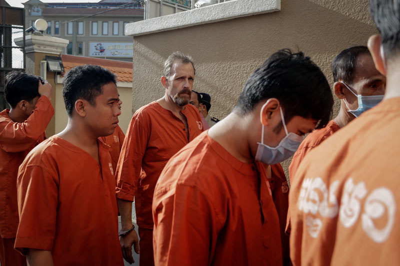 British businessman Gregg Fryett enters the Phnom Penh Municipal Court on Tuesday with fellow prisoners. (Siv Channa/The Cambodia Daily)