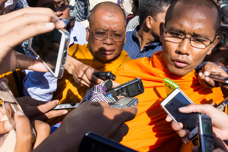Keo Somaly speaks with reporters outside the Phnom Penh Municipal Court yesterday after being questioned over allegations that he attacked a fellow monk last month. (John Vink)