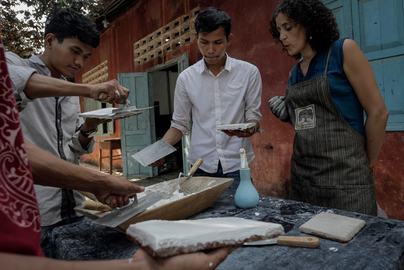 Mexican architect Maria Elizabeth Gonzalez teaches students at Phnom Penh's Royal University of Fine Arts how to make frescoes using lime on Monday. (Siv Channa/The Cambodia Daily)