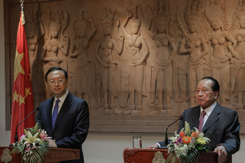 Chinese State Councilor Yang Jiechi, left, and Cambodian Foreign Affairs Minister Hor Namhong hold a joint press conference at the Ministry of Foreign Affairs in Phnom Penh on Tuesday. (Siv Channa/The Cambodia Daily)