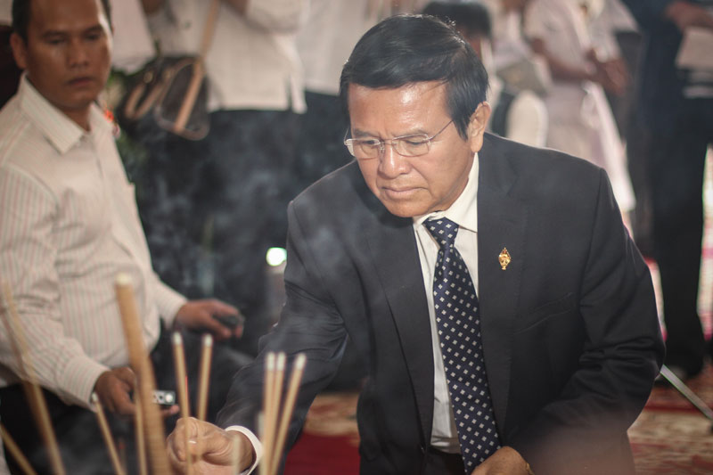 Deputy opposition leader Kem Sokha pays his respects to Chan Soveth at his funeral in Phnom Penh on Thursday. (Alex Willemyns/The Cambodia Daily)