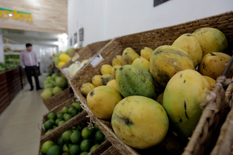 Mangoes on sale at an organic food store in Phnom Penh's Chamkar Mon district on Thursday (Siv Channa/The Cambodia Daily)