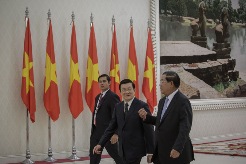 Vietnamese President Truong Tan Sang, left, walks with Prime Minister Hun Sen during a 2014 visit to the prime minister's 'Peace Palace.' (Siv Channa/The Cambodia Daily)