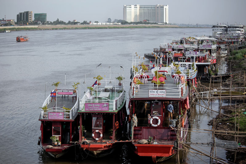 A row of riverboats is docked along the banks of the Tonle Sap river Thursday afternoon. (Siv Channa/The Cambodia Daily )