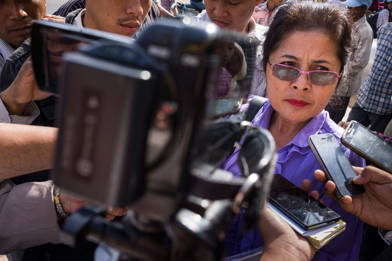 Expelled CNRP Official Holds Protest at Party HQ 1 Former CNRP official Lak Sopheap, who was expelled from the opposition party on Tuesday, speaks to reporters during her small protest in front of the CNRP's headquarters in Phnom Penh on Thursday. (John Vink)