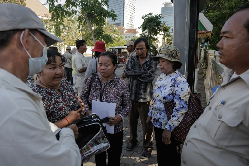 Villagers involved in a land dispute in Phnom Penh's Sen Sok district prepare to file a complaint with City Hall on Thursday. (Siv Channa/The Cambodia Daily)