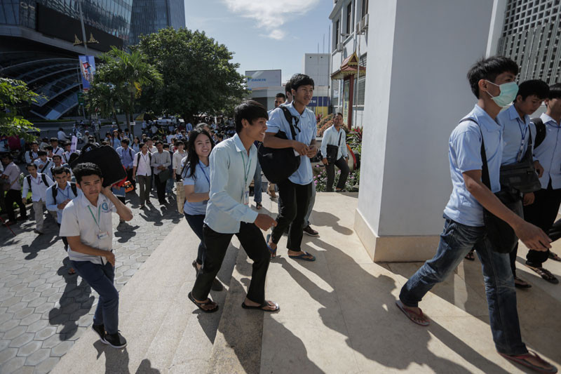 Students enter the University of Health Sciences in Phnom Penh in 2015. (Siv Channa/The Cambodia Daily)