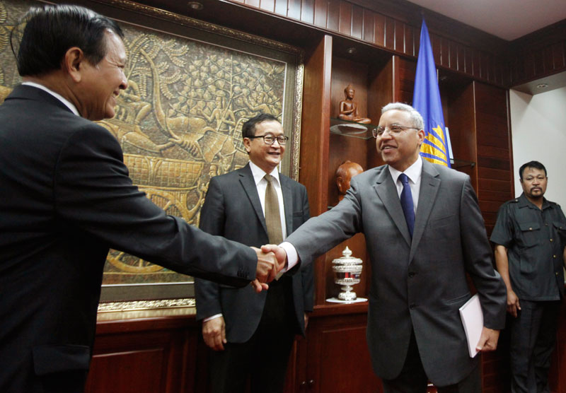 CNRP Vice President Kem Sokha, left, shakes hands with visiting UN human rights envoy Surya Subedi at the National Assembly on Tuesday as CNRP President Sam Rainsy looks on. (Pring Samrang/Reuters)