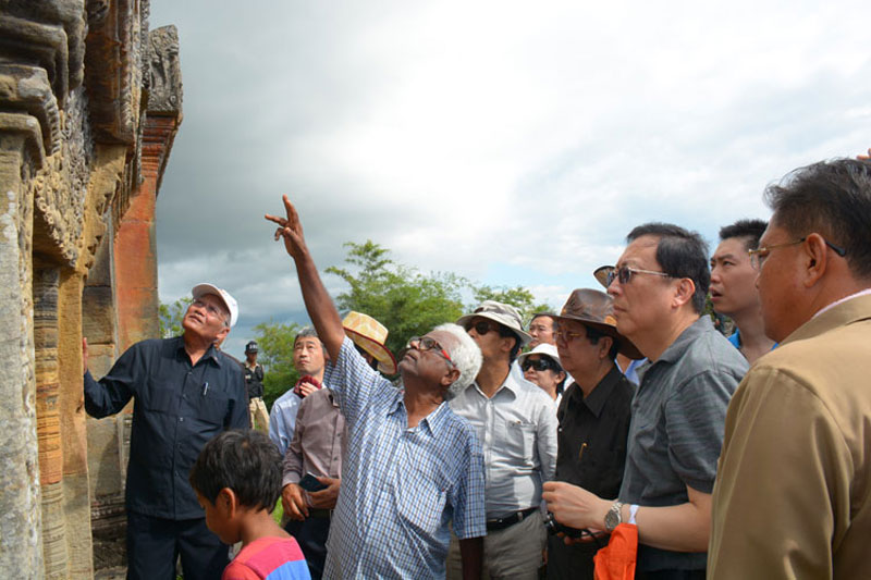 ICC scientific adviser Sachchidananh Sahai explains a sculpted scene at Preah Vihear to dignitaries on December 2, 2014, as president of the National Authority for Preah Vihear Chuch Phoeurn, left, looks on. (Office of the Council of Ministers)