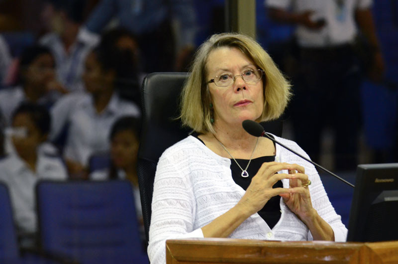 Elizabeth Becker addresses the Khmer Rouge tribunal yesterday. (ECCC)