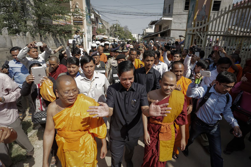 Deputy Phnom Penh governor Khuong Sreng, center, visits Wat Samakki Raingsey on Tuesday as part of an official investigation into what City Hall has called 'anti-government acts' by the pagoda. (Siv Channa/The Cambodia Daily)