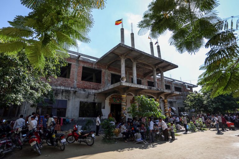 In Restive Pagoda, City Sees Threat of ‘Secession’