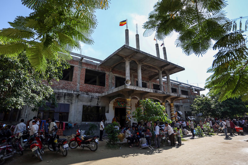 Villagers displaced from Kratie province’s Snuol district mingle with CNRP officials, monks and laymen at Phnom Penh’s Samakki Raingsey pagoda in May. (Siv Channa)