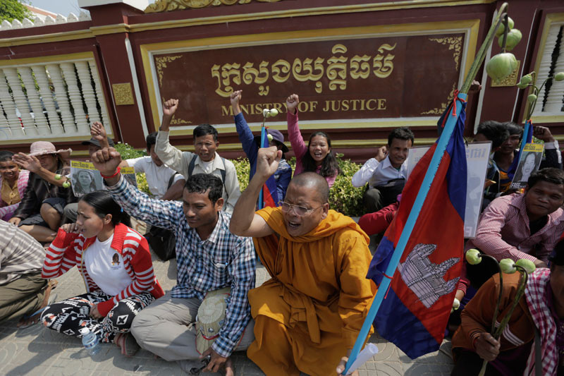 Protesters call for the release of 11 jailed activists outside the Justice Ministry in Phnom Penh on Wednesday. (Siv Channa/The Cambodia Daily)