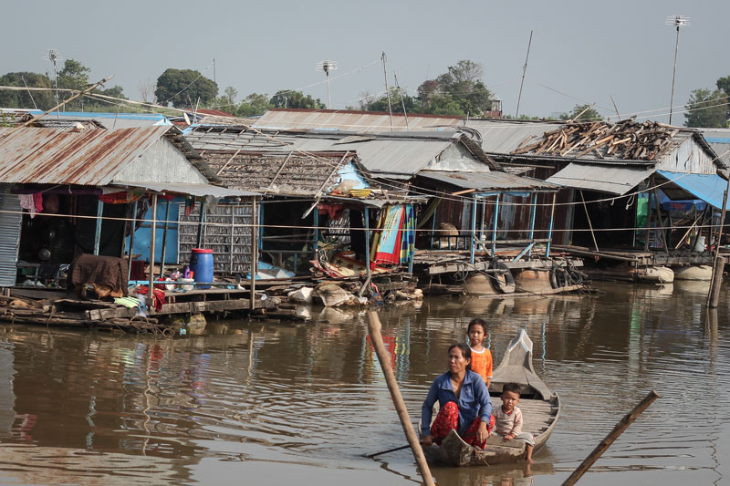 Nguyen Thi Nguyen, an ethnic Vietnamese woman living in Kompong Chhnang City’s Kandal village, prepares to dock her boat on the shore of the Tonle Sap river last week. (Chris Mueller/The Cambodia Daily)