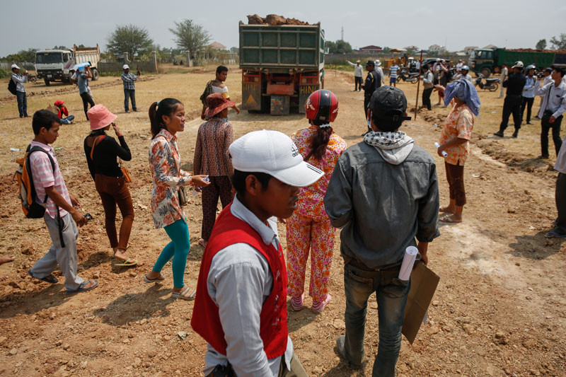 A dump truck drives away from Boeng Chhouk village in Phnom Penh on Tuesday after villagers blocked workers from beginning a planned road expansion. (Siv Channa/The Cambodia Daily)