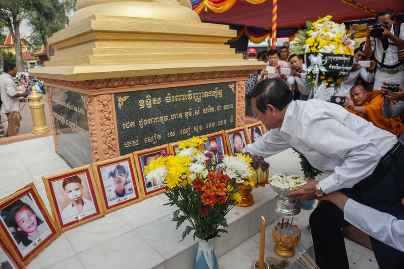 CNRP Vice President Kem Sokha pays his respects Monday at a shrine honoring the 16 people who were killed in a grenade attack on an opposition rally in Phnom Penh on March 30, 1997. (Siv Channa/The Cambodia Daily)