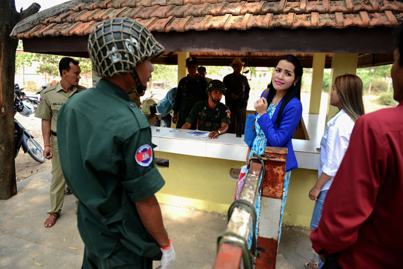 A supporter of jailed CNRP official Meach Sovannara speaks to guards at Phnom Penh's Prey Sar prison on Thursday. (Matt Walker)