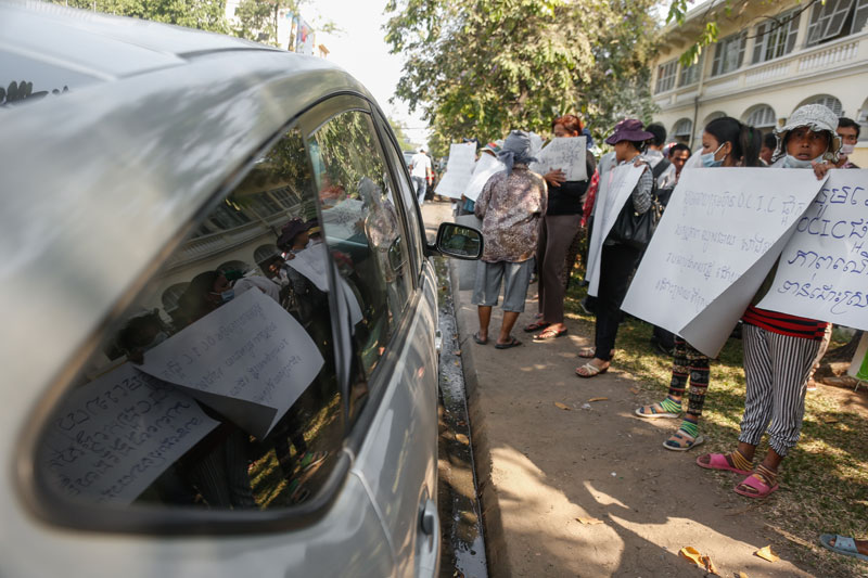 Residents facing eviction on Phnom Penh's Chroy Changva peninsula protest outside City Hall on Monday. (Siv Channa/The Cambodia Daily)