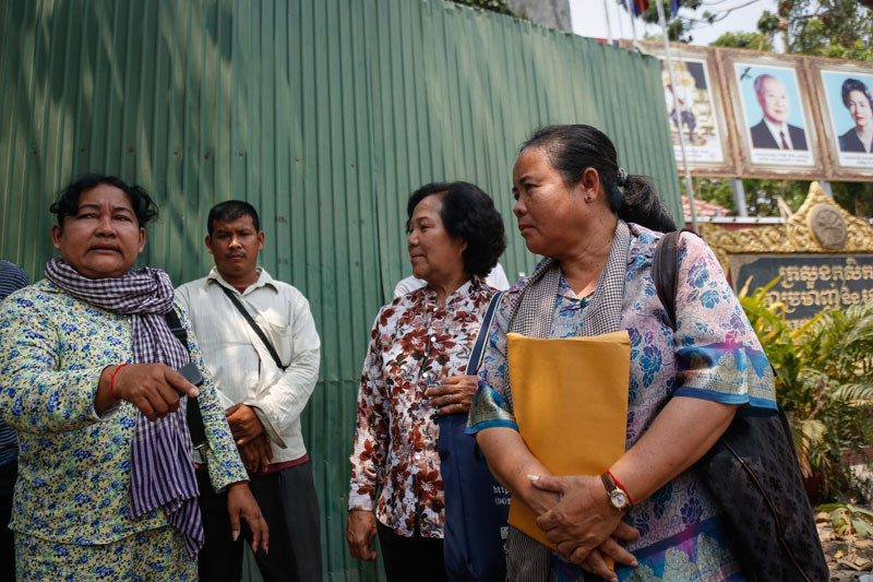 Families Ask to Meet Agriculture Minister 1 Representatives of 163 families in a land dispute in Phnom Penh's Sen Sok district stand in front of the Ministry of Agriculture on Monday after submitting a request to meet with the agriculture minister. (Siv Channa/The Cambodia Daily)