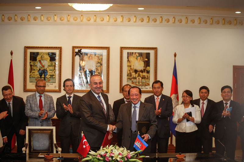 Turkish Foreign Minister Mevlut Cavusoglu, left, shakes hands with his Cambodian counterpart, Hor Namhong, following a signing ceremony Monday at the Ministry of Foreign Affairs in Phnom Penh. (Siv Channa/The Cambodia Daily)