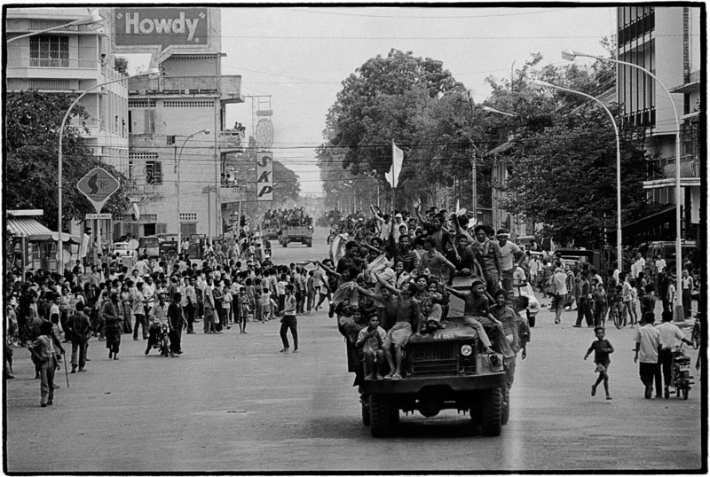 Residents of Phnom Penh cheer Khmer Rouge soldiers on April 17, 1975, believing that normal life would return with the civil war over. (Roland Neveu)