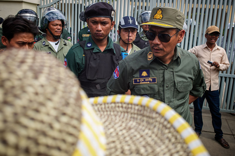Then-deputy Phnom Penh municipal police chief Chuon Narin faces down an anti-eviction protester outside the Daun Penh district offices in September 2013. (Ben Woods/The Cambodia Daily)