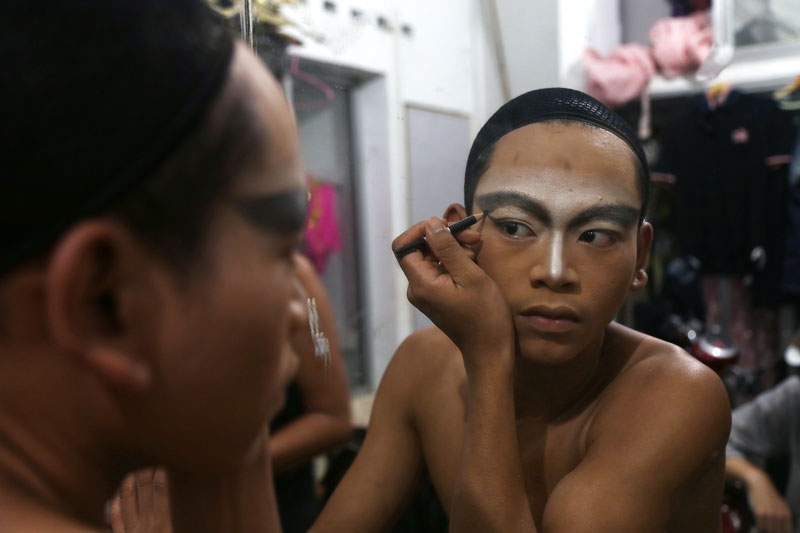 Krin Sopheap applies makeup in the Rainbow Bar dressing room on Wednesday. (Aria Danaparamita/The Cambodia Daily)