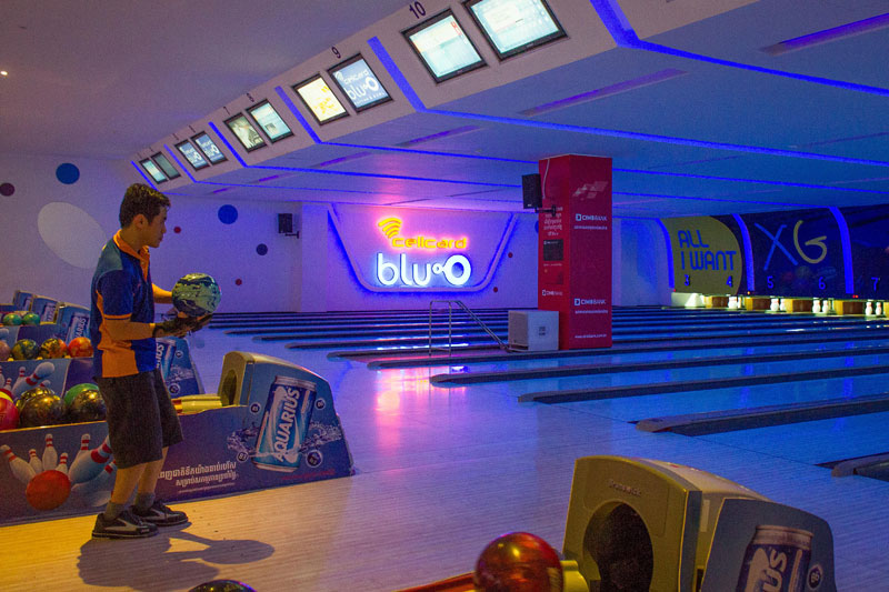 Christopher Choong, the son of Cambodian Bowling Association vice-president Joseph Choong, gets ready to bowl at the Blu-O alley at Aeon Mall in Phnom Penh. (Taisa Sganzerla)