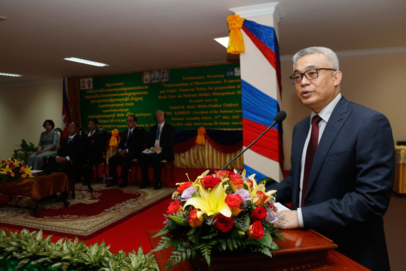 Finance Minister Aun Porn Moniroth speaks at a public forum on the 2016 budget at the National Assembly on Tuesday. (Siv Channa/The Cambodia Daily)