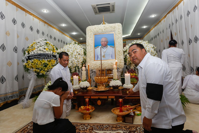 Chea Someathy, the son of late CPP President Chea Sim, pays his respects to his father at the late leader's house in Phnom Penh's Chamkar Mon district Tuesday. (Siv Channa/The Cambodia Daily)