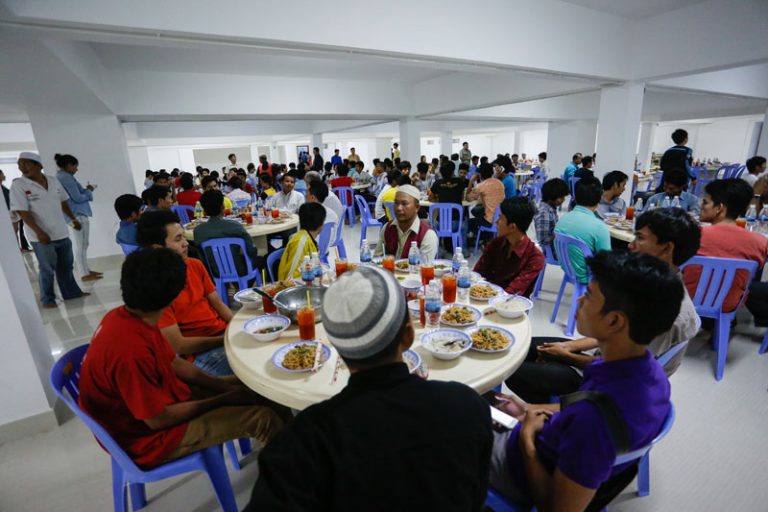 Mosque Hosts Fast-Breaking Meal for Ramadan