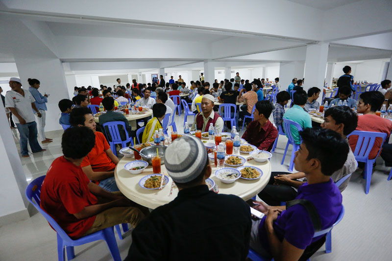 Muslim men break their fast on the first day of Ramadan at Phnom Penh's Alserkal mosque Thursday. (Siv Channa/The Cambodia Daily)
