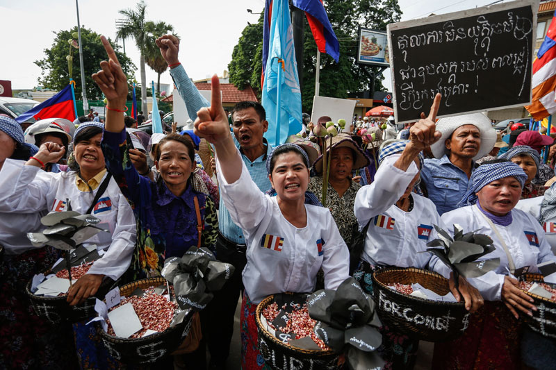 Anti-eviction activists—including some who were recently freed after being jailed on protest-related charges—demonstrate outside the Phnom Penh Municipal Court on Monday against corruption in the judiciary. (Siv Channa/The Cambodia Daily)