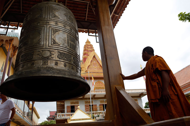 A Buddhist monk at Wat Ounalom in Phnom Penh (Siv Channa/The Cambodia Daily)