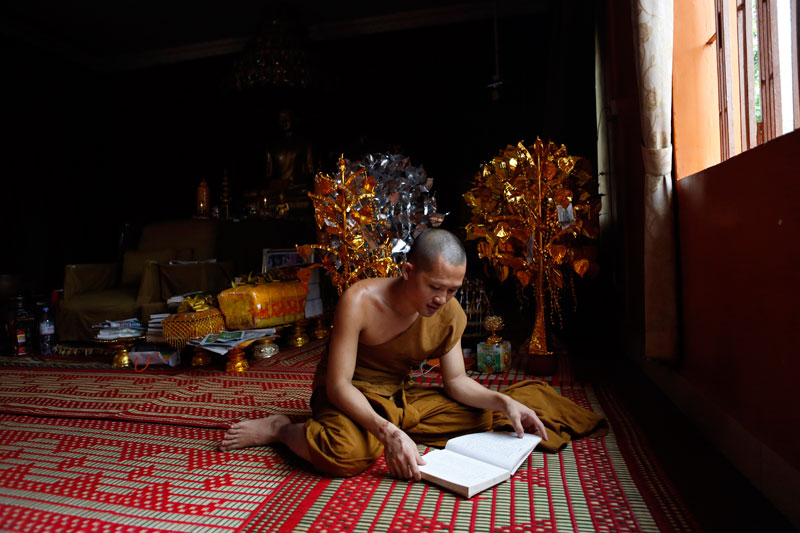 A monk of the Buddhist sect Thommayut at Wat Botum in Phnom Penh (Siv Channa/The Cambodia Daily)