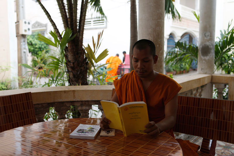 A monk of the Buddhist sect Mohanikay at Wat Ounalom (Siv Channa/The Cambodia Daily)