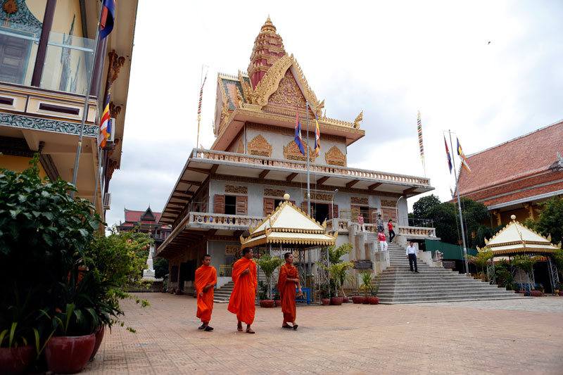 Monks at Wat Ounalom, the seat of the Buddhist sect Mohanikay (Siv Channa/The Cambodia Daily)