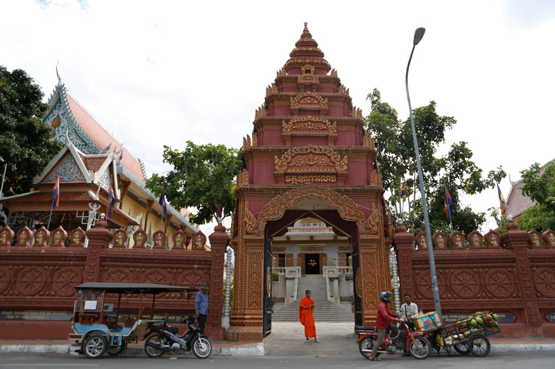 The entrance of Wat Ounalom facing the Tonle Sap river off Sisowath Quay (Siv Channa/The Cambodia Daily)