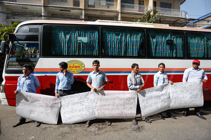 Bus drivers employed by Capitol Tours protest outside the company's headquarters in Phnom Penh on Wednesday. (Siv Channa/The Cambodia Daily)