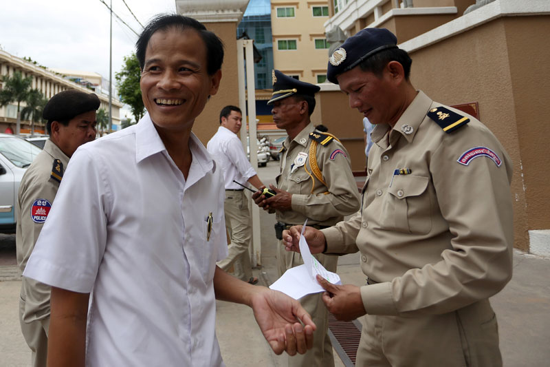 Chea Mony enters the Phnom Penh Municipal Court in September for questioning over his role in nationwide garment-sector protests in  January last year. (Siv Channa/The Cambodia Daily)