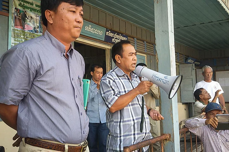 Pich Sy Yun, director of the Koh Kong department of mines and energy, addresses protesters Wednesday outside the Botum Sakor district office. (Mother Nature)