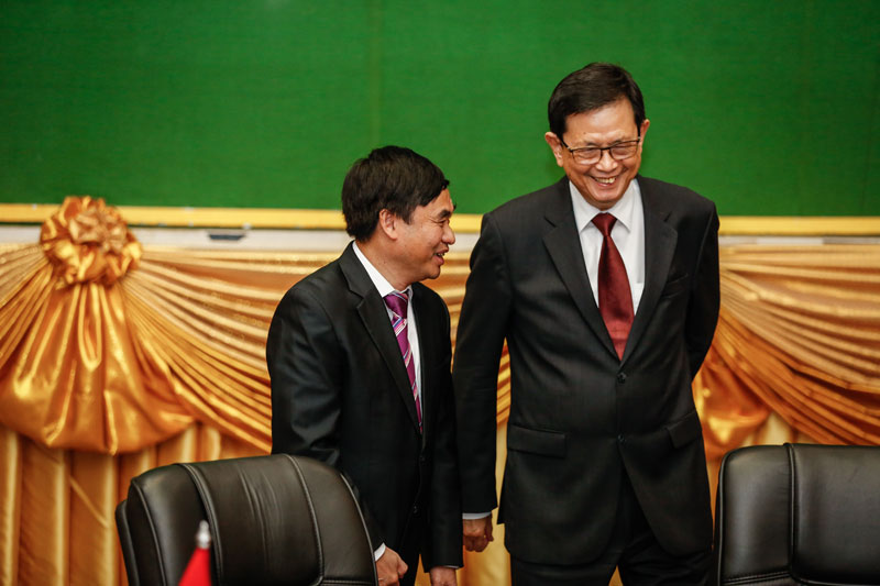 Ho Xuan Son, left, and Var Kimhong speak during a ceremony on the final day of Joint Border Committee meetings in Phnom Penh on Thursday. (Siv Channa/The Cambodia Daily)